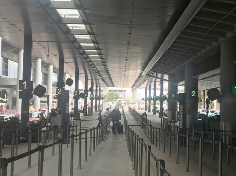 BYME - Bus terminus & taxi area at Hong Kong International Airport